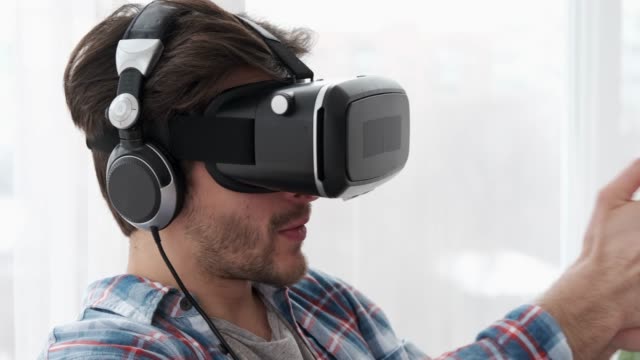 Hombre-con-auriculares-VR-jugando-juego-de-Disparos