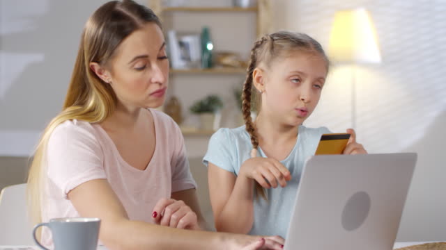 Mutter-und-Tochter-machen-Online-Kauf