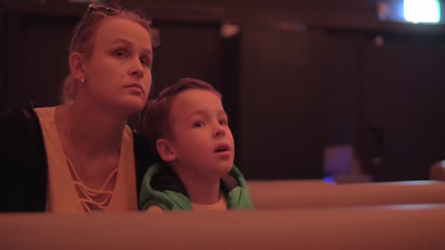 Mama-und-Kind-verbringen-Freizeit-im-Kino