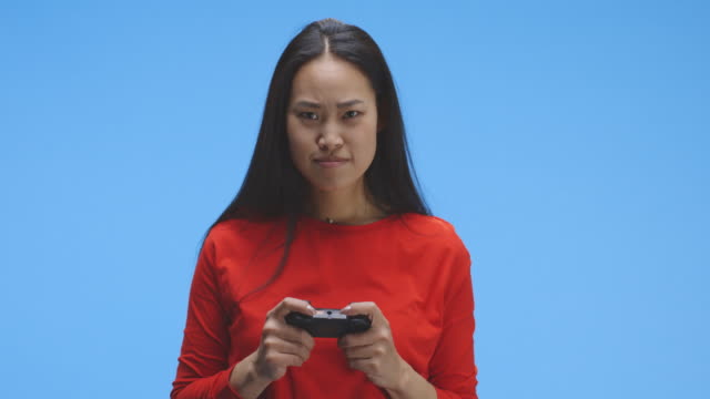 Junge-Frau-spielt-Videospiel-mit-Controller