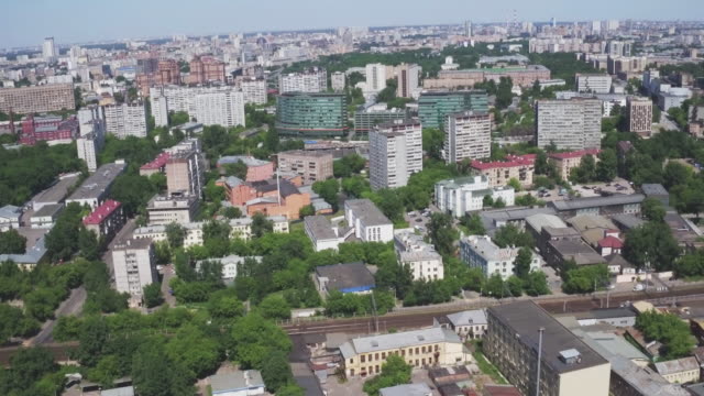 Vista-aérea-de-uno-de-los-distritos-de-Moscú.-El-clima-es-verano.-Paisaje-urbano-de-quadrocopter.-Infraestructura-de-desarrollo-ciudad-para-gran-población,-sistema-de-transporte-urbano.
