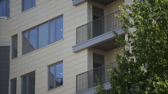 Neuer-Mikrobezirk,-Fenster-und-Balkone-des-Mehrfamilienhauses-im-Residental-Area