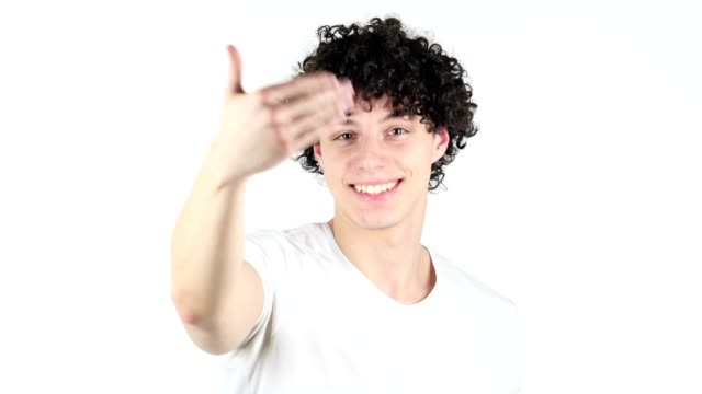 Einladende-Geste-durch-den-jungen-Menschen-mit-lockigen-Haaren,-weißer-Hintergrund