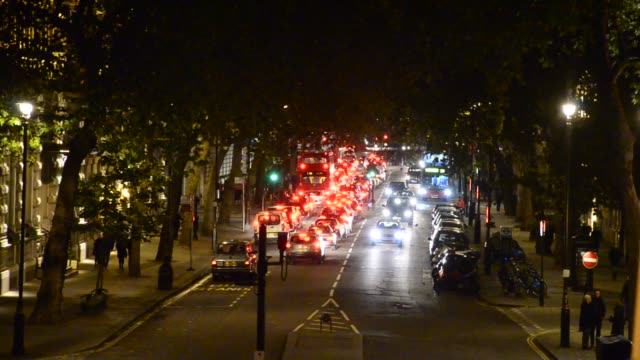 Atasco-de-tráfico-de-la-noche-se-reduce-hacia-la-torre-de-Londres-y-Tower-Bridge-en-Londres.