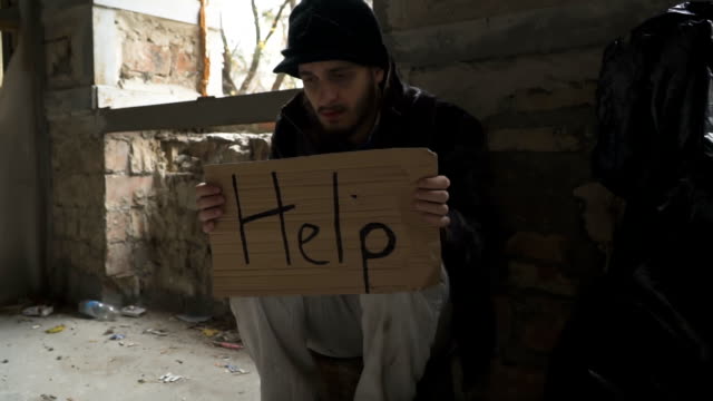 Hungrige-Kranke-Obdachlose-mit-Pappe-"helfen"