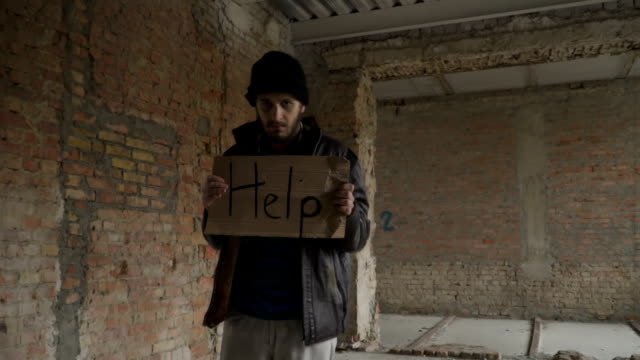 Porträt-des-Kranken-schmutzige-Obdachlosen-mit-Tisch-"helfen"