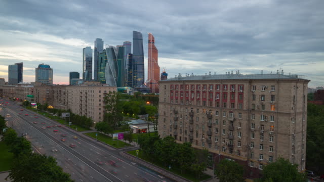 Russland-regnerischen-Moskau-Stadt-Kutuzovsky-Avenue-auf-dem-Dach-Panorama-4k-Zeitraffer