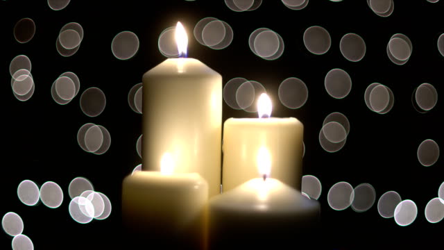 Vier-weiße-Kerzen-Licht-mit-bokeh
