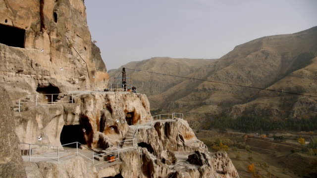 nicht-identifizierte-Touristen-in-Vardzia-Höhle-Kloster-Website-in-Georgien-am-Erusheti-Berg.