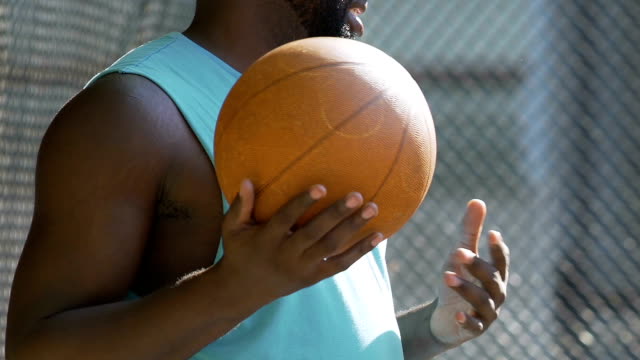 Aktiven-afrikanischen-Mann-Prellen-des-Balls,-Übungen-draußen,-Hobby-und-Freizeit