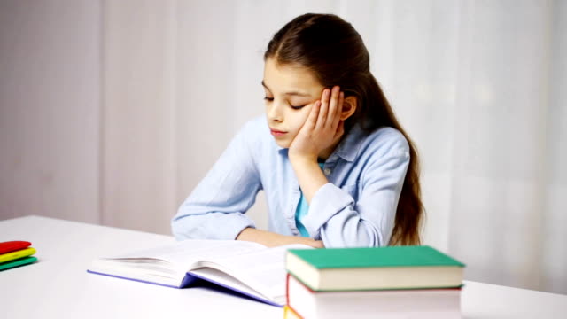 Buch-oder-Lehrbuch-zu-Hause-gelangweilt-Schulmädchen