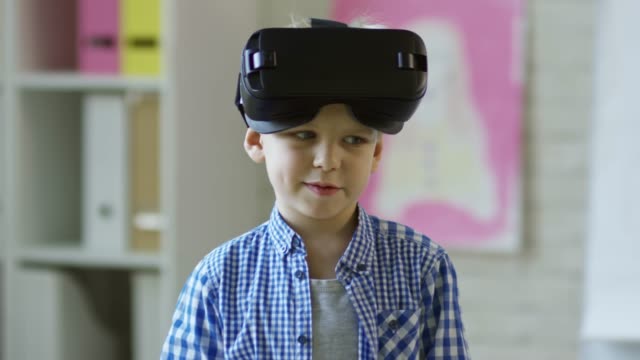 Niño-en-gafas-VR-hablando-en-la-lección