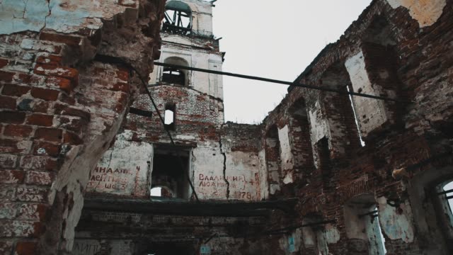 Innen-ruiniert-Orthodxal-Kirche-roten-Ziegeln-Mauern,-kalten-bewölkten-Tag