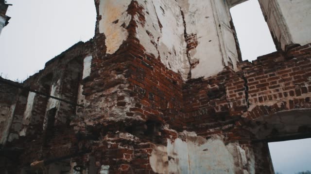 Im-zerstörten-Orthodxal-Kapelle-roten-Ziegeln-Mauern,-kalten-bewölkten-Tag