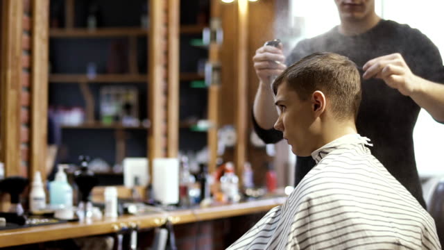 Professionellen-Stylisten-macht-moderne-Haarschnitt-für-jungen-Kerl