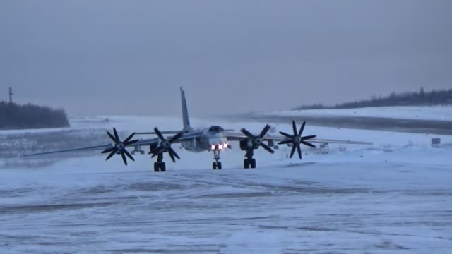 Bomber-Taxis-auf-dem-Winter-Flugplatz