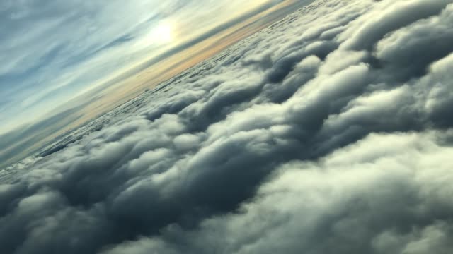 Luftaufnahmen.-Rundflug-über-den-Wolken.