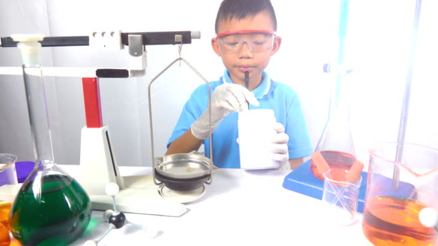 Niño-niño-lindo-estudiar-ciencia-en-laboratorio-en-aula