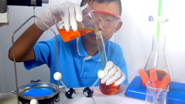 Niño-niño-lindo-estudiar-ciencia-en-laboratorio-en-aula