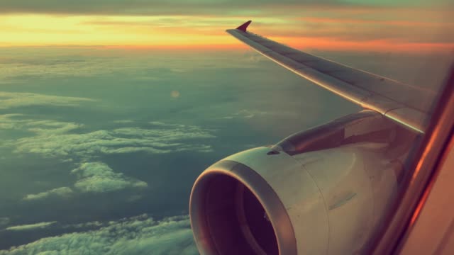Flugzeug-View-Fenster-Konzept.-Blick-auf-Fenster-Flugzeug-sehen,-Motor-und-Flügel-auf-Wolke-und-himmelblau-oder-azurblauen-Himmel-auf-dem-schönen-Land.