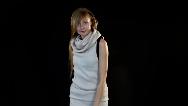 blonde-Modells-der-Europäischen-Erscheinung-posieren-vor-der-Kamera-im-Studio-auf-schwarzem-Hintergrund