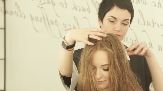 Friseur-machen-Massage-Kopf-junge-Frau-im-Friseursalon-nach-dem-Schneiden.-Haarschneider,-die-Zusammenarbeit-mit-Frau-Client-im-Beauty-Salon-hautnah