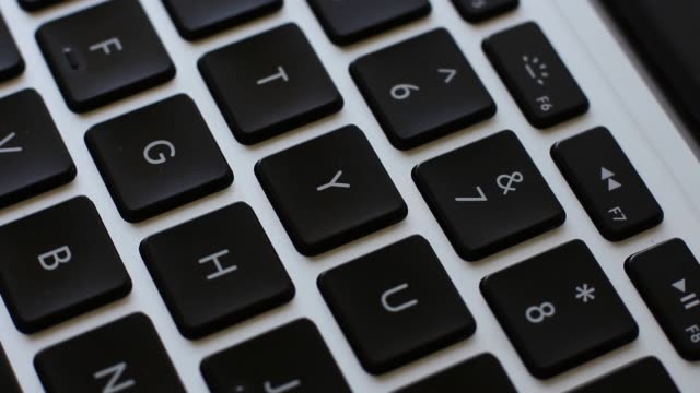 Rotierenden-weißen-Laptop-Tastatur-mit-schwarzen-Tasten