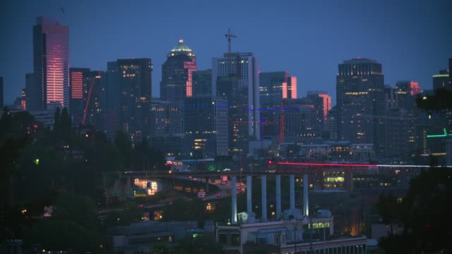 Seattle-céntrico-noche-Skyline-rascacielos-tiempo-lapso