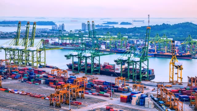 4K,-lapso-de-tiempo-de-Puerto-Industrial-con-nave-de-contenedores-en-la-ciudad-de-Singapur