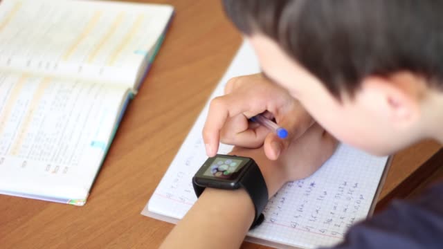 Joven-estudiante-E-Learning-utilizando-Smart-Watch