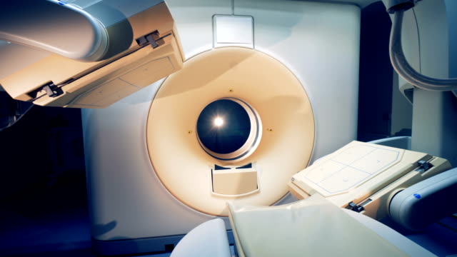 Tomographische-Scan-Plattformen-sind-immer-bereit.-Niemand-in-ein-MRI-Gerät.