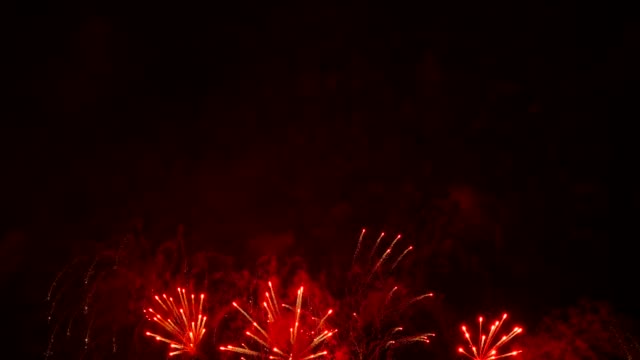 Die-roten-und-grünen-Feuerwerk-Kugeln-explodieren-in-den-Nachthimmel