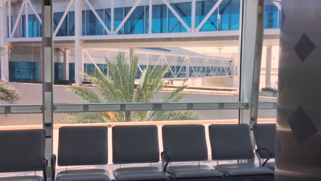 Aeropuerto-terminal-de-la-ventana-a-exterior.-Aeroport-de-vacío-interior