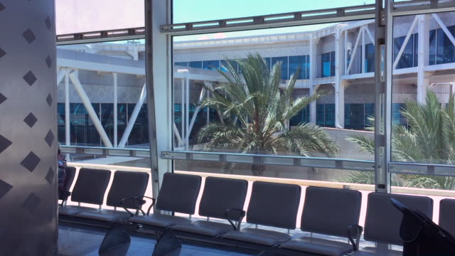 Interior-vacío-moderno-aeropuerto-con-asientos-y-ventana-grande