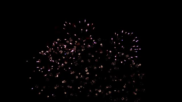 Buntes-Feuerwerk-Urlaub-nachts-in-slomo