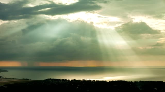 4-k-timelapse-of-beautiful-sunlight-and-clouds-crossing-in-the-sky