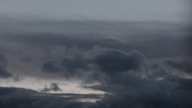 Dunkle-Wolken-verdunkeln-den-Himmel