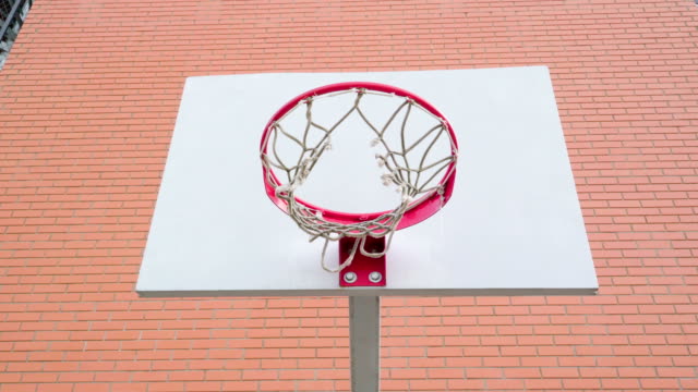 La-red-rota-del-anillo-del-baloncesto