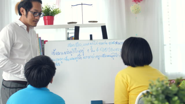 Kinder-in-der-Klasse-schreiben-an-Bord-mit-Lehrer-Tutor.-4K-Zeitlupe-asiatischen-Kind-lernen-mit-Lehrer-zu-Hause.