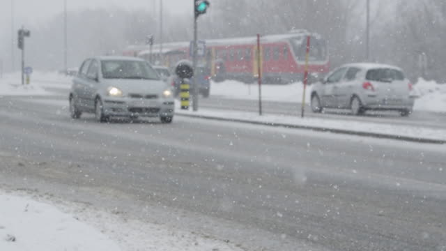 LENTA:-Tráfico-de-la-ciudad-conduciendo-por-la-carretera-resbaladiza-peligrosa-tormenta-de-nieve.