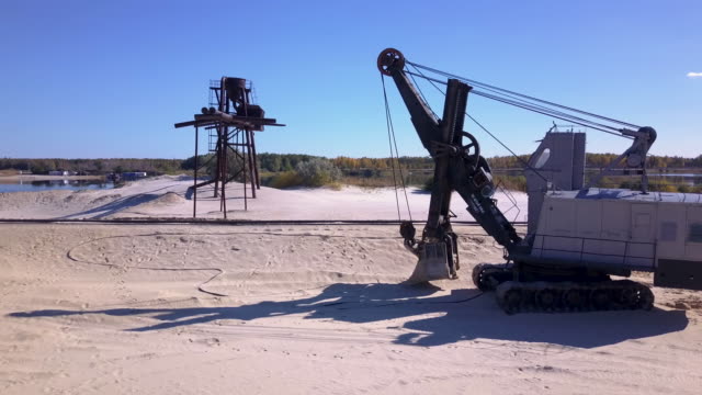 Panoramablick-auf-Sand-Steinbruch-mit-einem-Pumpsystem