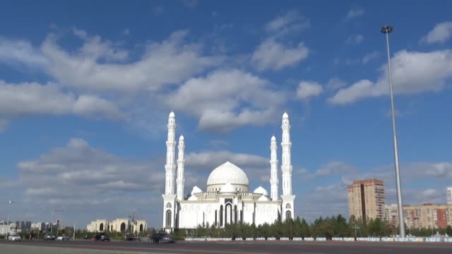 Mezquita-y-la-ciudad,-Astana,-Kazajstán