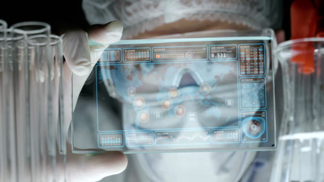 Eine-futuristische-Arzt-untersucht-ein-Chirurg-eine-technologische-digitale-holographische-Platte-menschliche-Gehirn-eine-medizinische-Maske,-eine-Kappe-braune-Augen.
