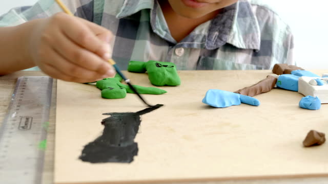 Des-Kindes-Hände-spielen-bunte-Ton-und-Farbe-auf-den-Tisch.-Entwicklung-der-Feinmotorik-der-Finger-und-Kreativität,-Bildung
