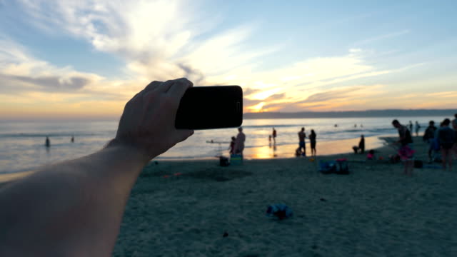 Punto-de-vista-sobre-el-selfie-de-tomar-foto-de-la-hermosa-puesta-de-sol-en-California-en-cámara-lenta-de-4K-60fps