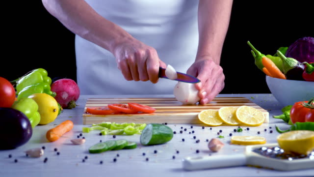 Koch-schneidet-Radieschen-schneiden-rote-Rübe-in-der-Küche
