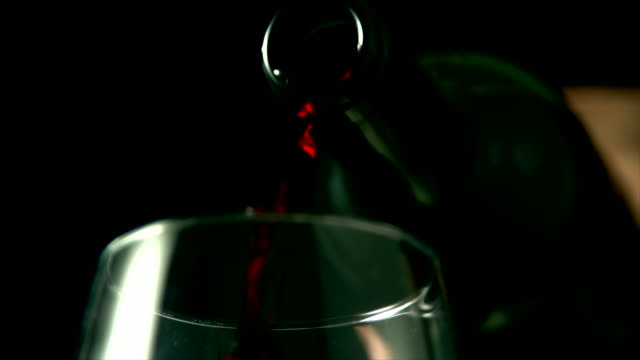 Nahaufnahme-von-roten-Wein-in-Glas-gegossen