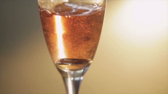 Trauringe-fällt-in-Glas-mit-Champagner.-Slow-motion