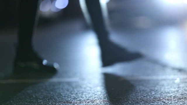 Fußgänger-Füße-über-Straße-in-der-Nacht-mit-Lens-Flares-schlagen-Camer-Ain-Hintergrund