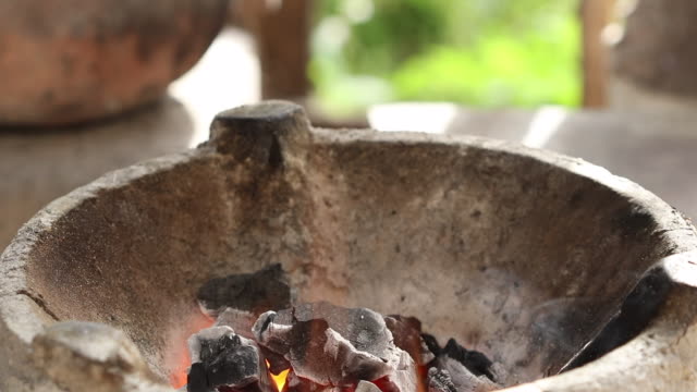 Hitze-Flamme-über-Feuer-Holzkohle-thai-traditionelle-Ofen